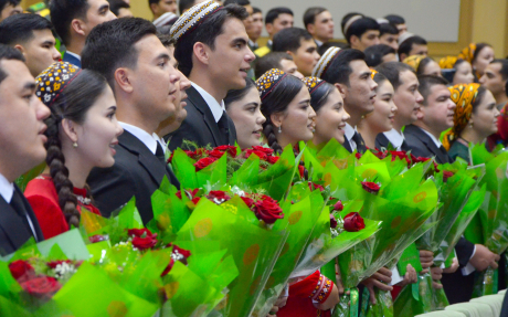 TÜRKMENISTANYŇ ÝAŞLAR BAÝRAGYNYŇ ÝEŇIJILERINI SYLAGLAMAK DABARASYNDAN PURSATLAR